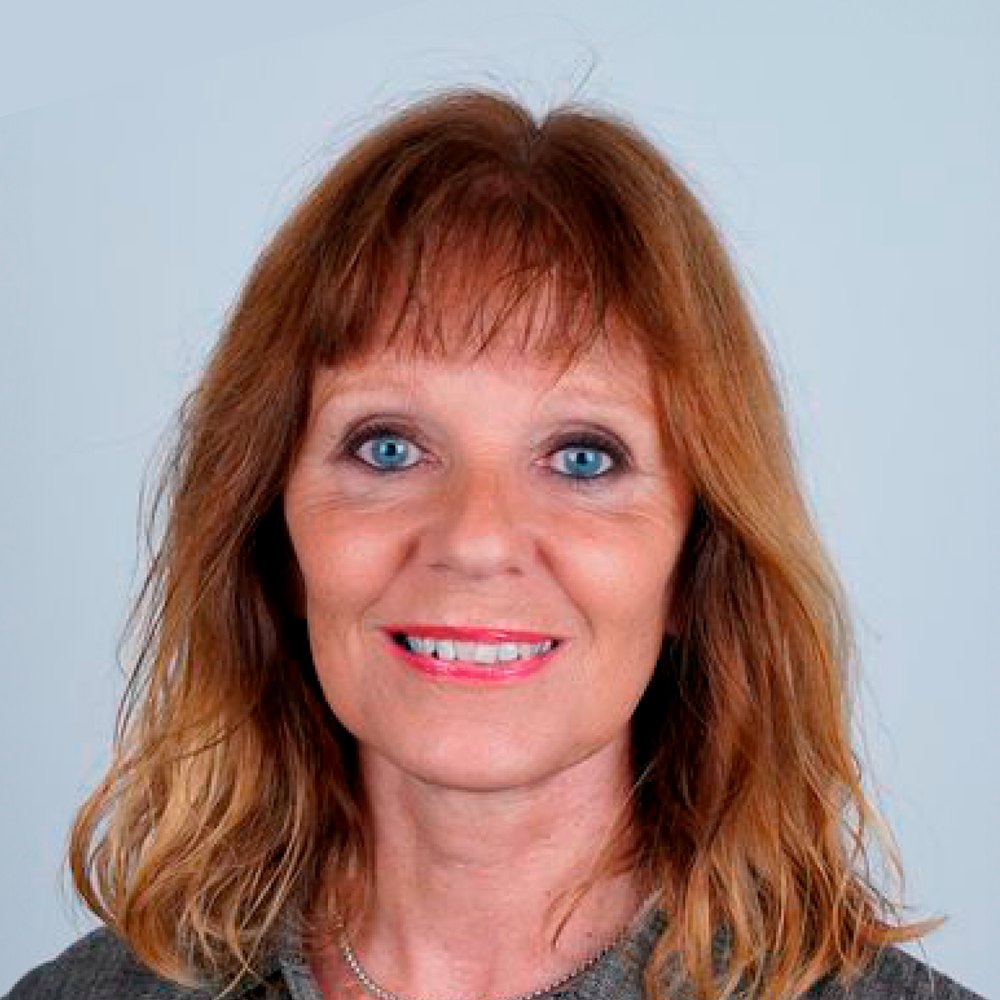 Porträt von Clarita Kunz, lächelnd, mit schulterlangem rötlichem Haar