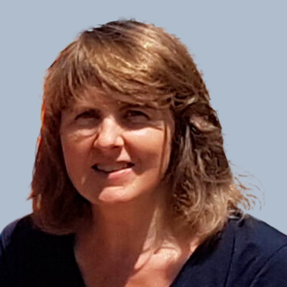Porträt von Esther Luginbühl, lächelnd, mit schulterlangem blondem Haar